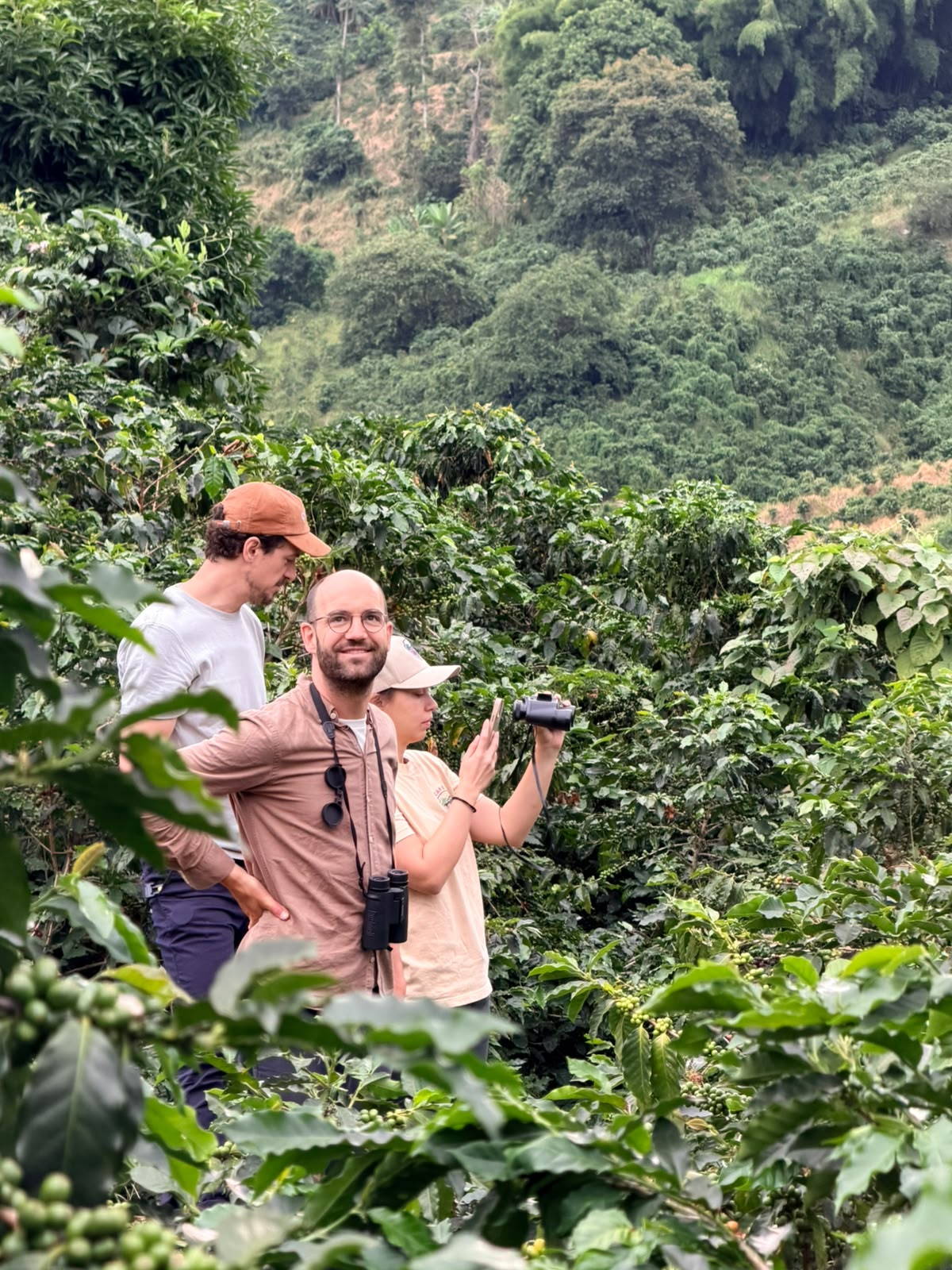 Martin und Hannes beim birdwatching auf Eduardos Farm in Caldas