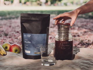 Karibu Kaffee Cold Brew Picknick im Sommer mit Karibu Filterkaffee und Brew Jar