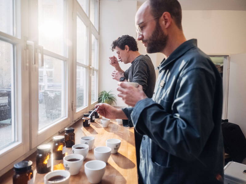 Hannes und Martin probieren Kaffees