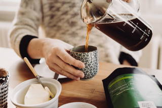 Zum Frühstück: Limu aus der French Press Mit blumig, schokoladigen Aromen