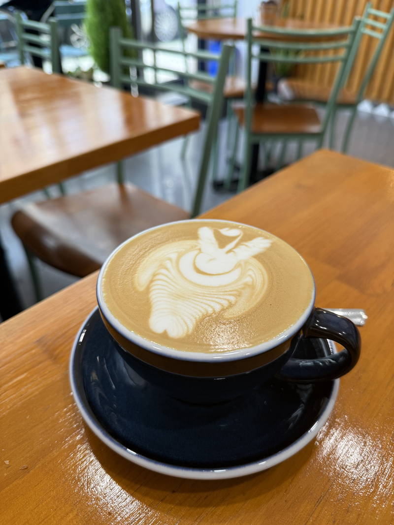 Galão mit Latte Art, Dong Coffee Lissabon
