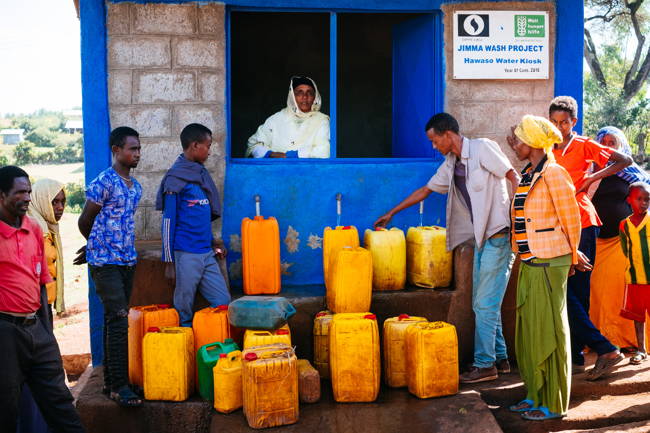 Die Kanister werden mit Wasser befüllt Die Kanister werden mit Wasser befüllt