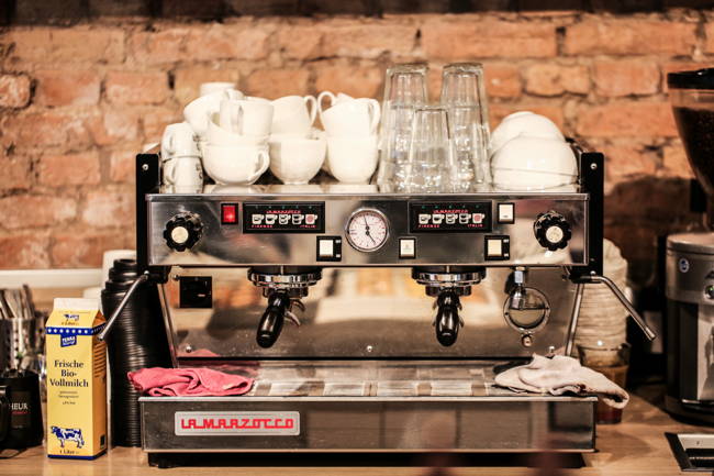 La Marzocco Espressomaschine im Café du Bonheur