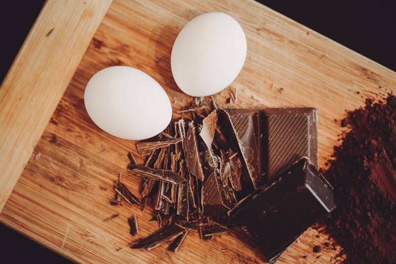 Eier und Schokolade für die Plätzchen
