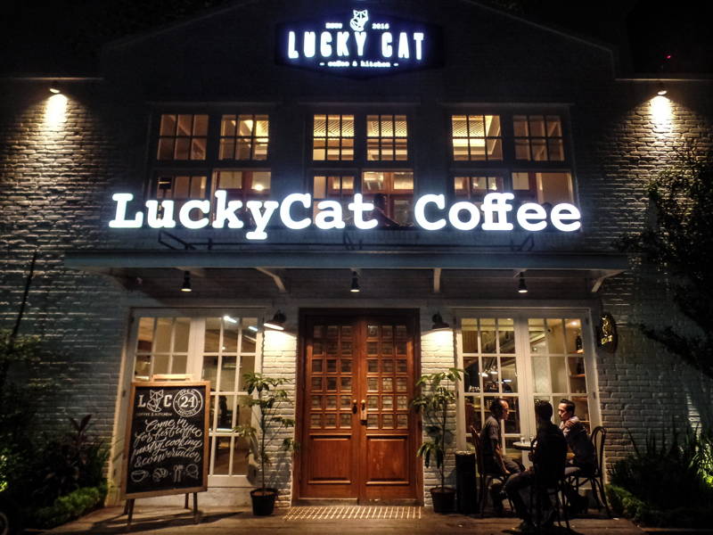 Der Eingang des Lucky Cat Cafés