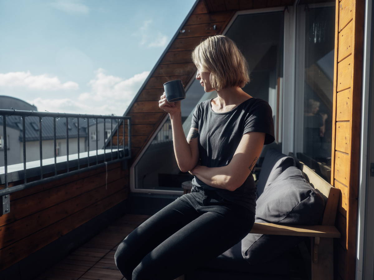Zu Hause auf dem Balkon Kaffee trinken