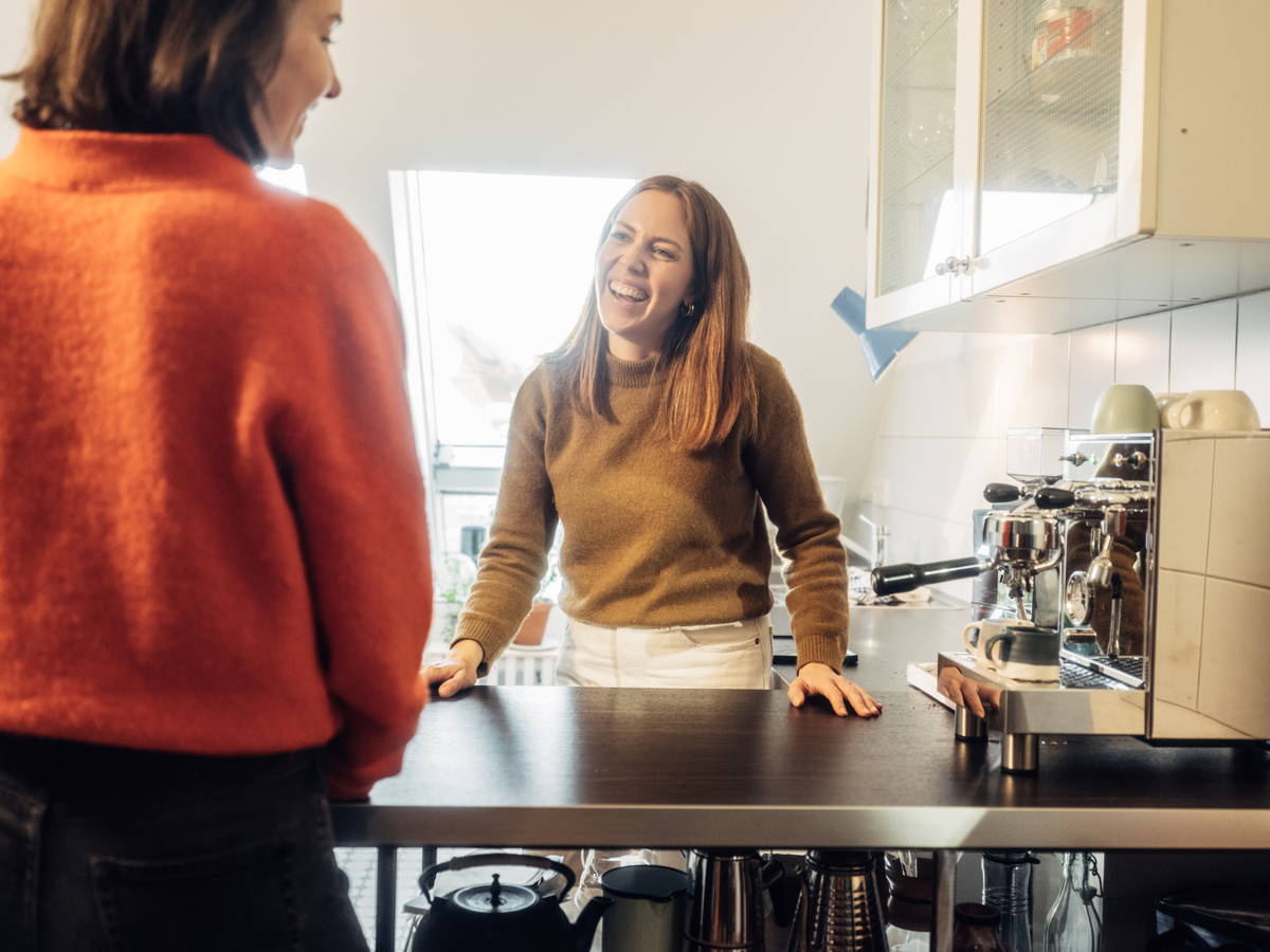 Zwei Frauen beim Kaffee trinken zu Hause in der Küche