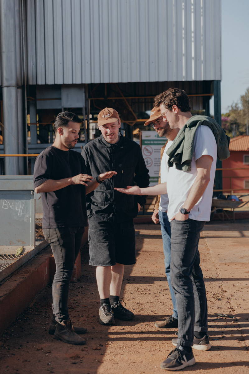 Martin, Hannes und Robert mit einem Kaffeefarmer bei Daterra 2025