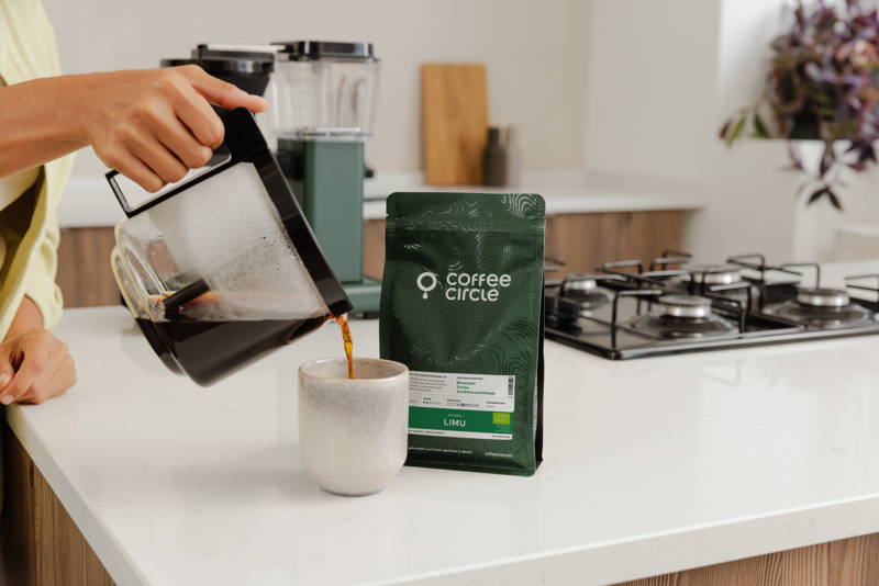 Fertigen Limu aus dem Moccamaster in Tasse einschenken