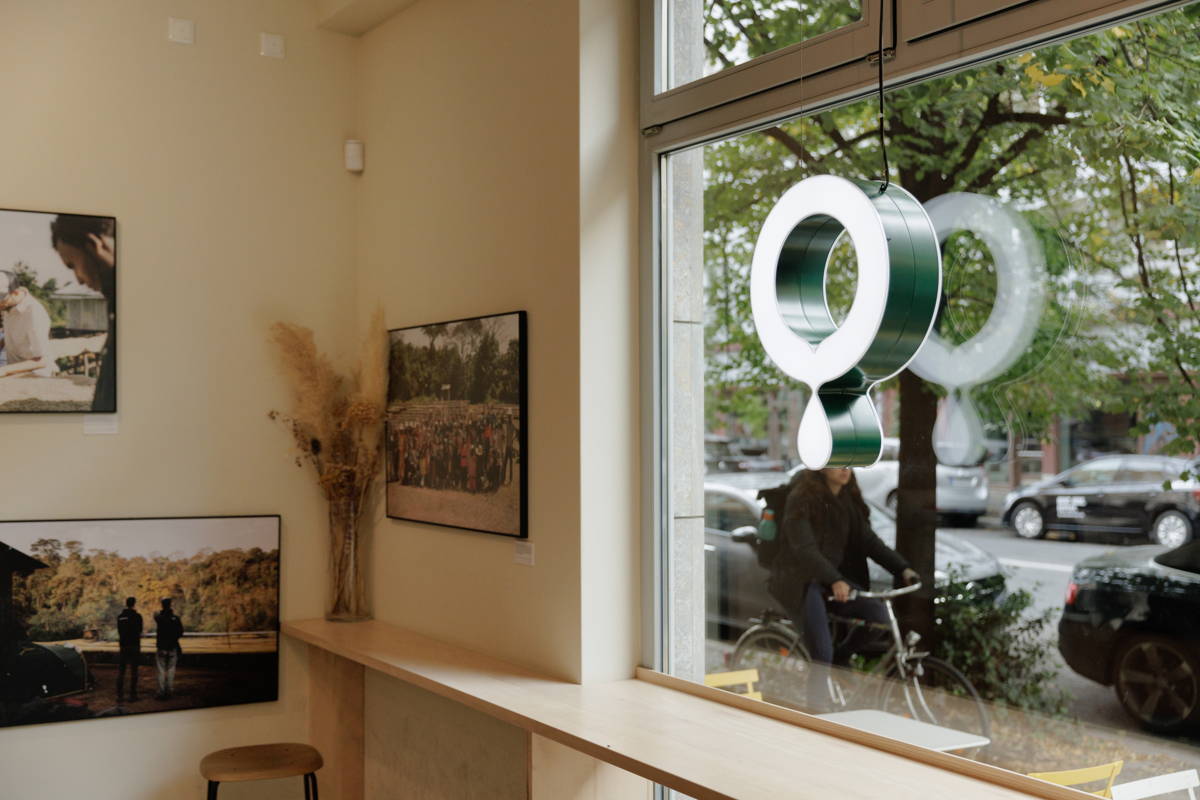 Schaufenster mit Drip Coffee Circle Café Mitte