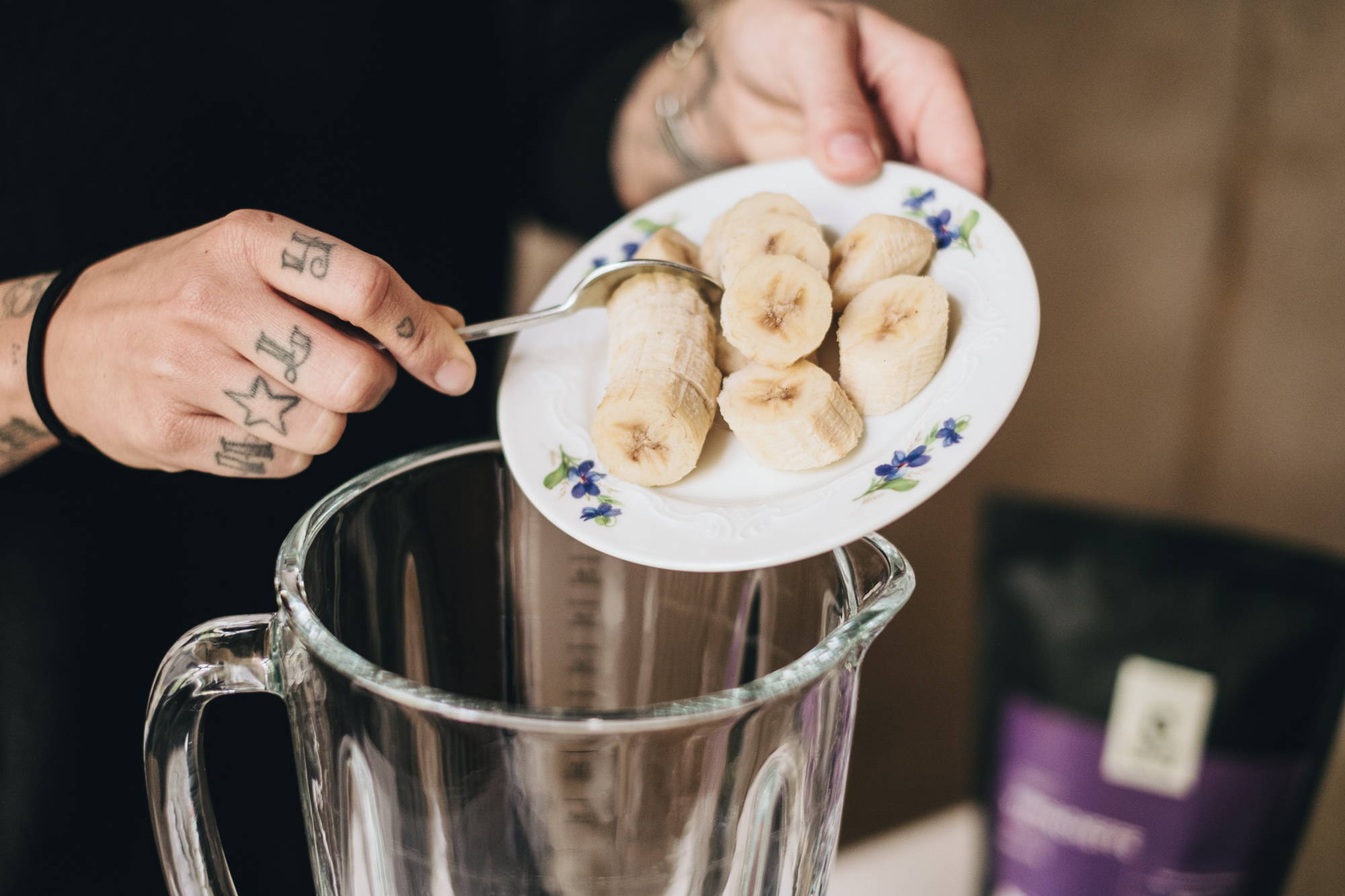 Gefrorene Banane kommt in den Mixer