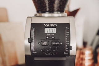 Kaffee-Zubereitug mit der Karlsbader Kanne Achte darauf, den Kaffee für die Karlsbader Kanne in einer groben Einstellung zu mahlen.