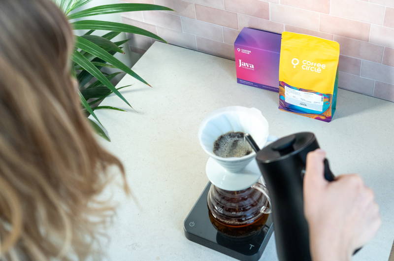 Java Kaffee wird im Hario V60 Handfilter zubereitet.