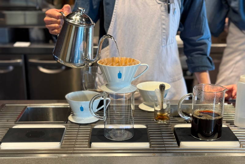 Barista brüht Kaffee mit einem Hario V60 in Japan