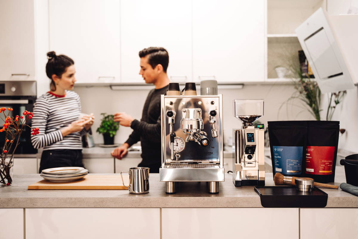 Espressomaschine Bezzera in der Küche mit Karibu und Sidamo