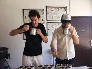 Cupping Hannes und Martin probieren sich durch