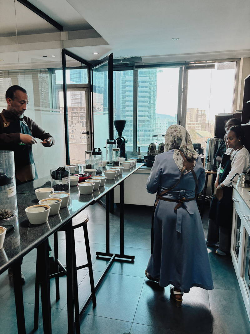 Kaffeeproduzent:innen bereiten das Cupping neuer Sorten vor