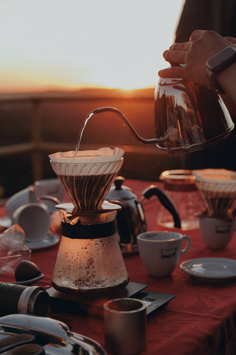 Brühmoment mit einem Handfilter bei Daterra 2025