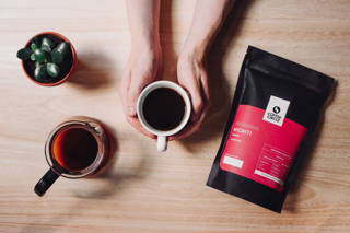 Michiti Moodfoto Gemütlich eine Tasse frisch gebrühten Spezialitätenkaffee trinken
