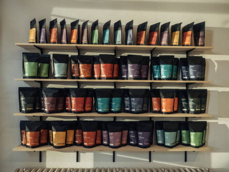 Die neuen Kaffeepackungen im Café