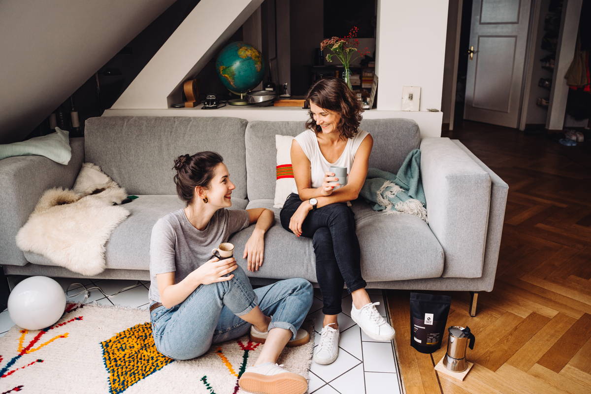coffeecircle-kaffee-espresso-zuhause-genießen-zubereiten-69.jpg Helen und Anna genießen den Jhai