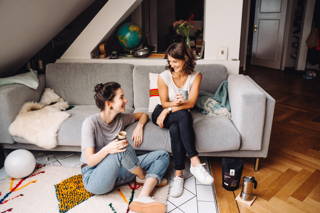 coffeecircle-kaffee-espresso-zuhause-genießen-zubereiten-69.jpg Helen und Anna genießen den Jhai