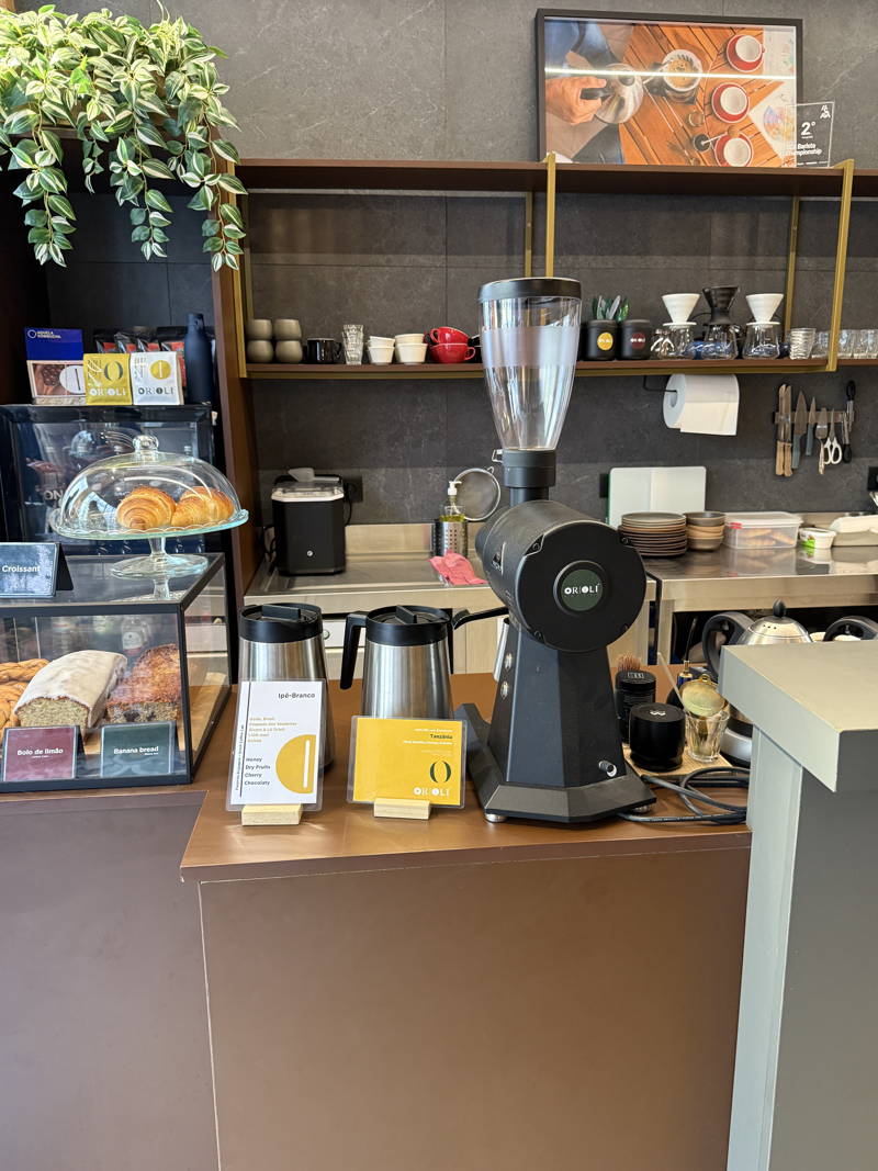 Verkaufstheke mit Malmaschine, Orioli café in Lissabon