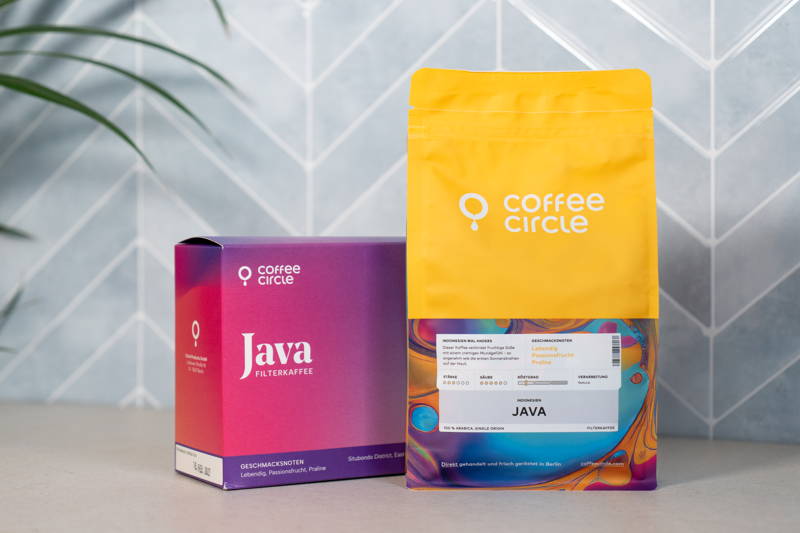 Java Kaffee Rare Edition steht neben der äußeren Verpackung