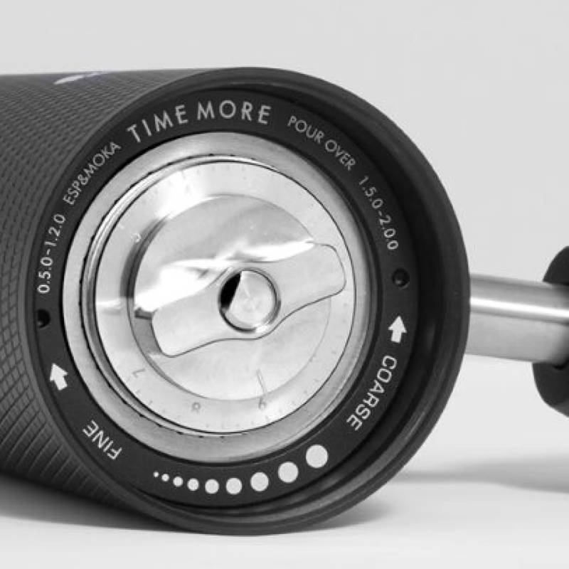 Nahaufnahme des Einstellrads einer Kaffeemühle mit Skala und Pfeilen für einen feinen (fine) oder groben (coarse) Mahlgrad.