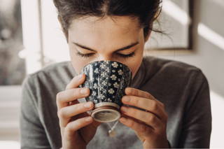 Tief einatmen Der Geruch von gutem Kaffee