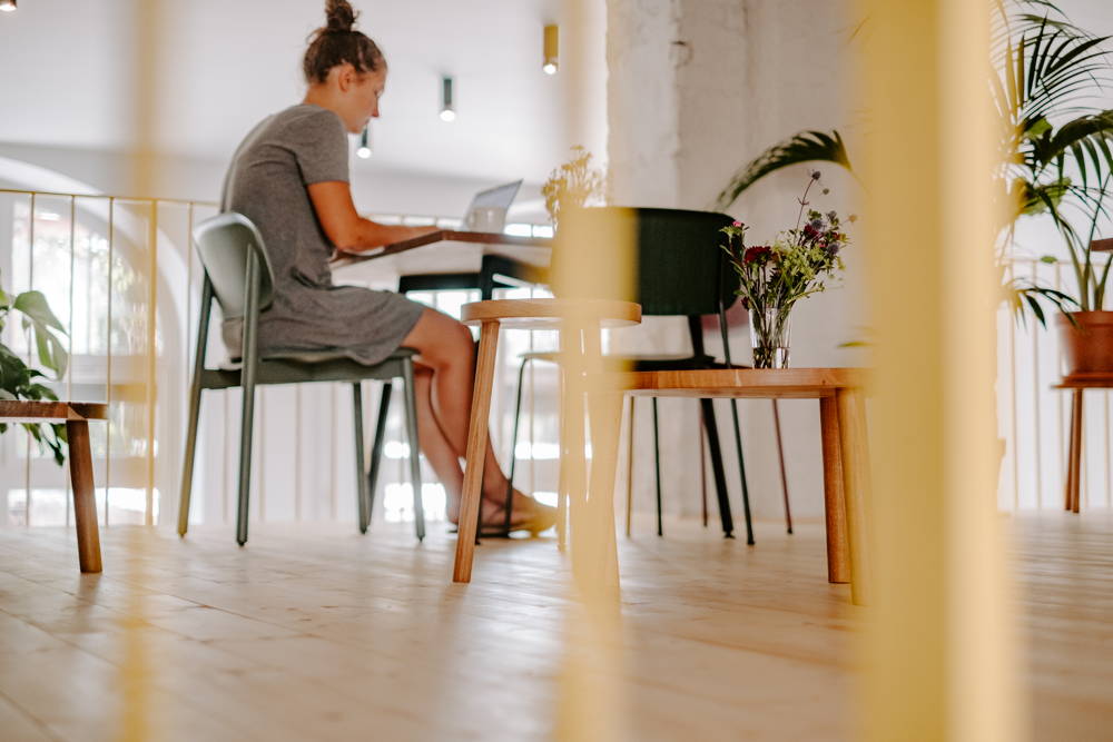 Unser Café Blick durch Geländer auf die Galerie