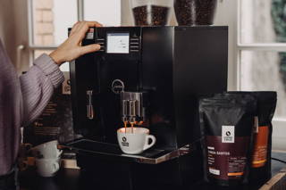 Espresso aus dem Vollautomaten Yirga Santos in der Zubereitung
