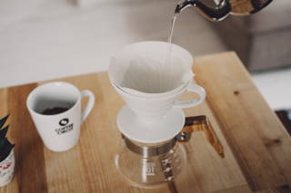 coffeecircle-zubereitungstipps-filterkaffee-2-filter-durchspülen.jpg Spüle den Papierfilter mit heißem Wasser durch