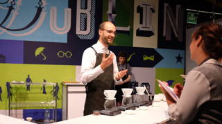 World of Coffee 2016 Hannes mit dem Hario v60 beim Brewers Cup in Dublin