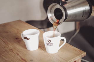 Eine Kanne Kaffee Der Kaffee ist fertig! Genieße und teile ihn mit deinen Kollegen.