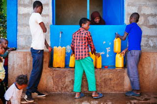 Ein Wasserkiosk Mit dem WaSH Projekt werden wir mehr als 18.900 Menschen Zugang zu sauberem Trinkwasser bieten. Derzeit profitieren bereits 6.700 Menschen davon.