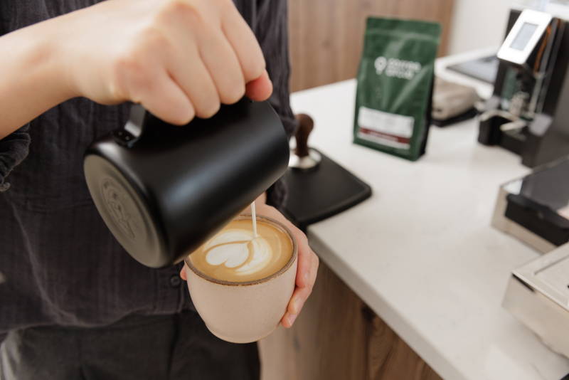 Milch eingießen für Latte Art Herz