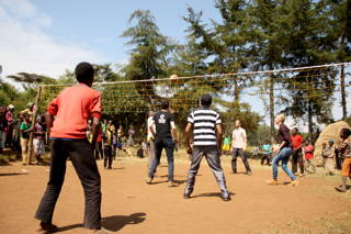 Beim Volleyballspielen Die Kinder aus der Limu Region