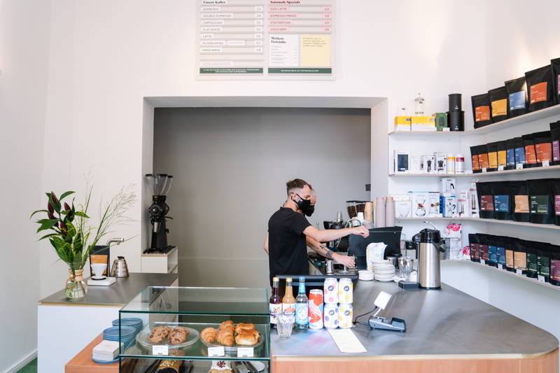 Baristas am Kaffee zubereiten in dem Cafe in der Bergmannstrasse