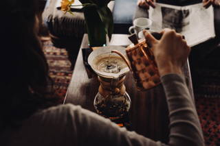 Filterkaffee aus der Chemex Erfüllt den ganzen Raum mit dem Duft von Kaffee