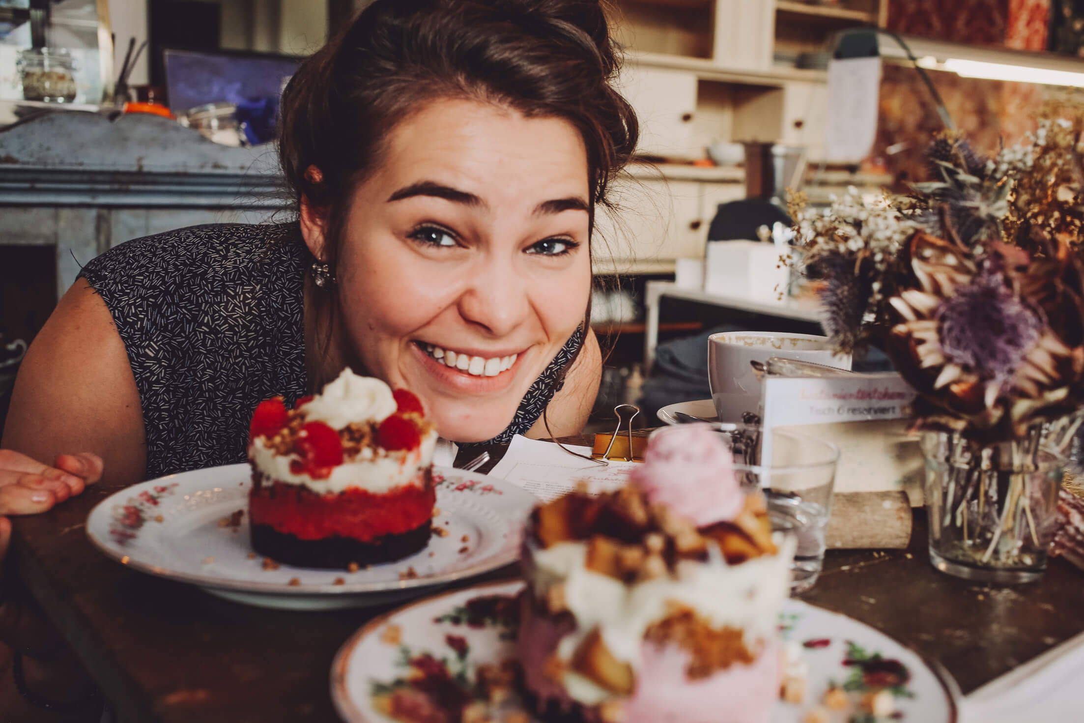 Ariane probiert die Törtchen im Café