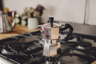 Kaffeezubereitung im Espressokocher in 7 Schritten 