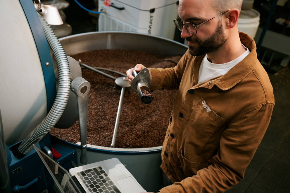 Hannes überwacht den Röstprozess
