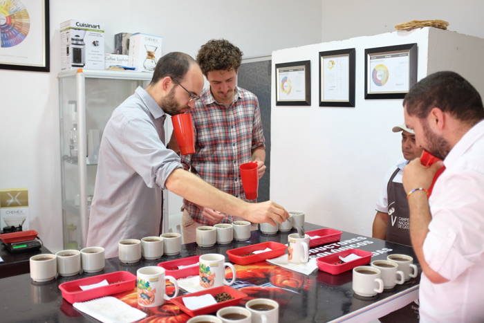 Beim Cupping Hannes und Martin in Kolumbien