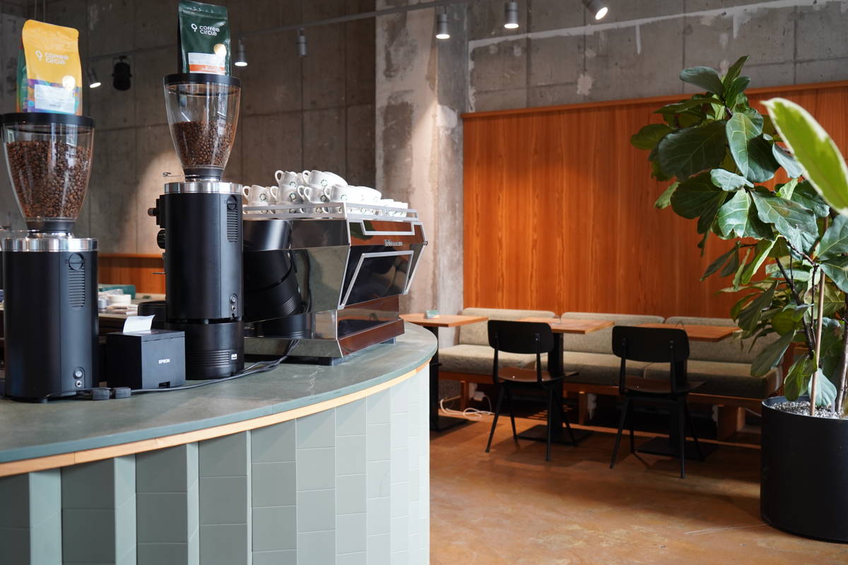 Coffee Circle Torstraße, Bild aus dem Innenraum, vor der Bar, Espressosetup