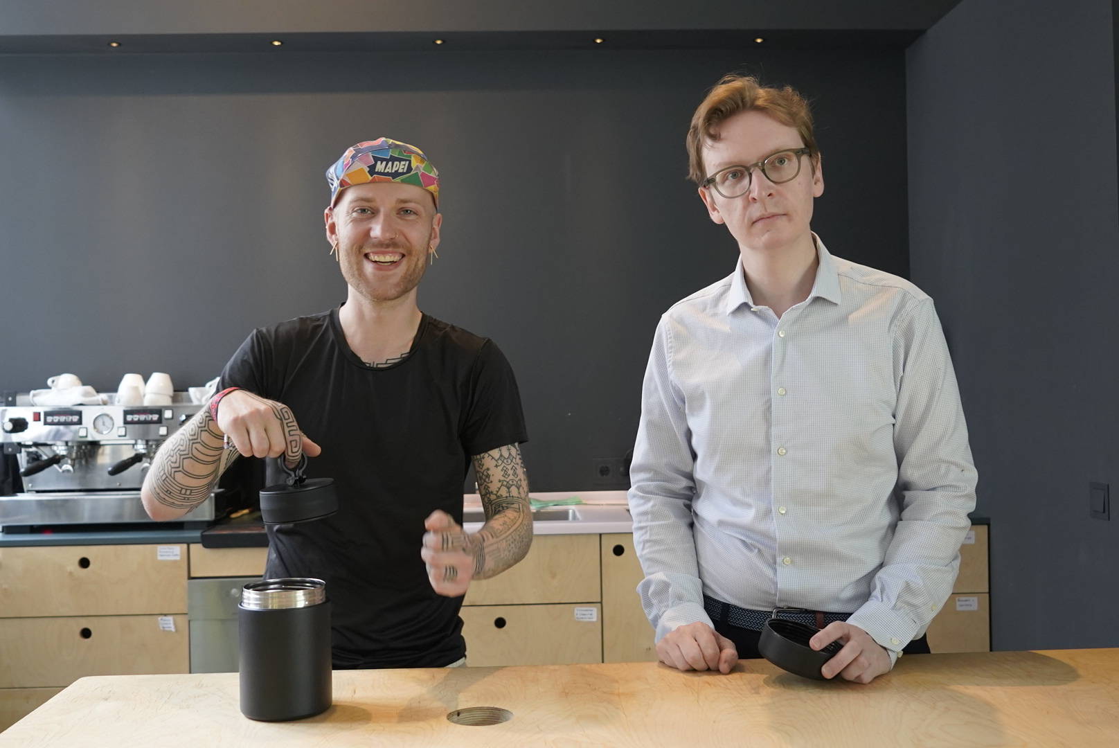 Jan und Stephan haben Kaffee luftdicht verschlossen