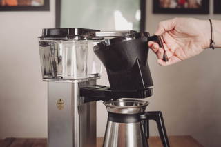 Moccamaster einsetzen des Filters Nimm den Plastikfilter von der Maschine.