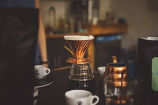 Filterkaffee mit dem v60 von Hario in Kupfer Filterkaffee mit dem v60 von Hario in Kupfer