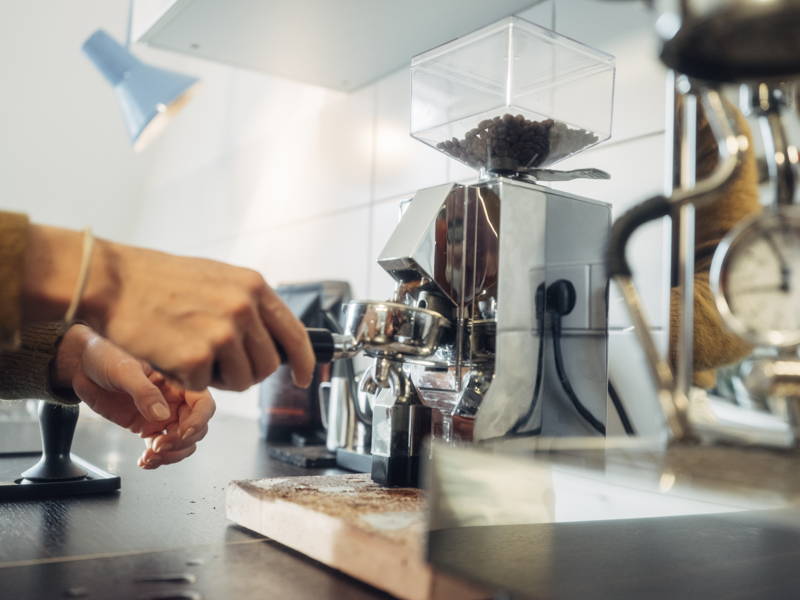 Siebträger mit Espresso befüllen