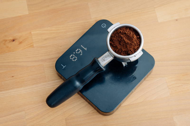 Abwiegen von Kaffeemehl im Siebträger mit der Acaia Pearl S Digitalwaage